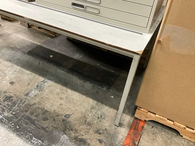 Plannenkast en 2 werktafels - afbeelding 16 van  16