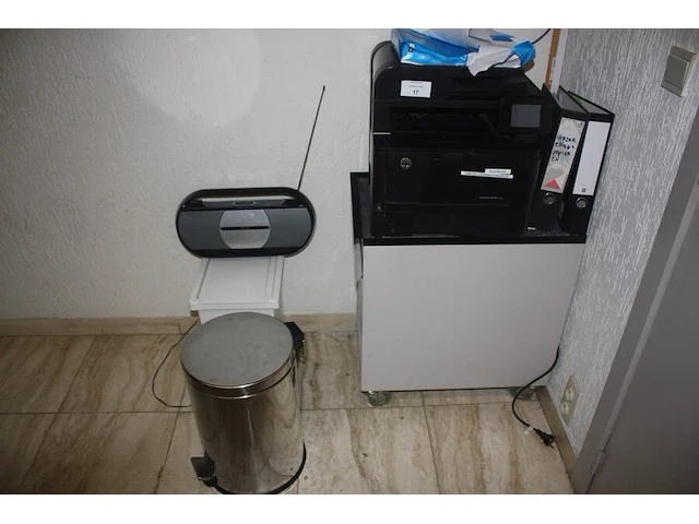 Planningbord, radio philips, printer hp laserjet pro mfp m425dn, 2 vuilemmers (44,45,46,47) - afbeelding 1 van  4
