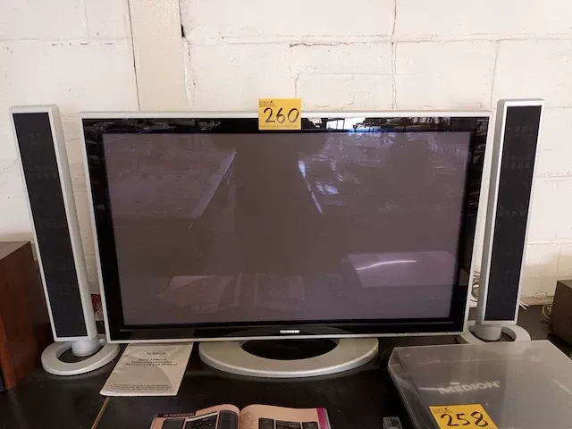 Plasma tv techwood 107 cm met 2 boxen - afbeelding 1 van  4