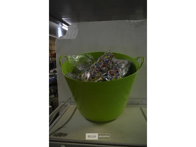 Plast wasmand met partyconfetti - afbeelding 1 van  2