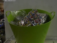 Plast wasmand met partyconfetti - afbeelding 1 van  2
