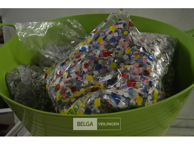 Plast wasmand met partyconfetti - afbeelding 2 van  2