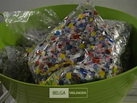 Plast wasmand met partyconfetti - afbeelding 2 van  2