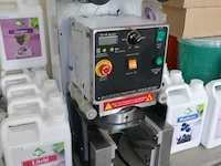 Plastic bekertjes afsluitmachine jiuzhou - afbeelding 1 van  4