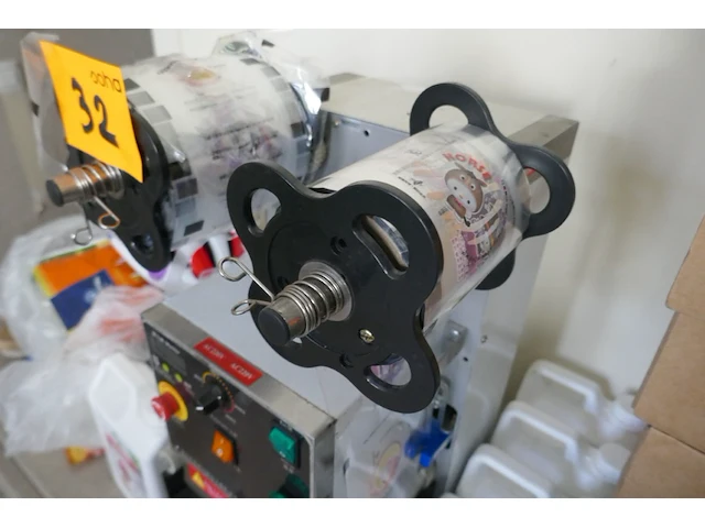 Plastic bekertjes afsluitmachine jiuzhou - afbeelding 3 van  4