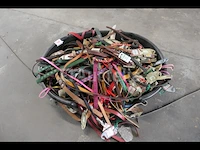 Plastic mand en zijn grote inhoud aan hondenhalsbanden - afbeelding 2 van  4