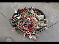 Plastic mand en zijn grote inhoud aan hondenhalsbanden - afbeelding 4 van  4