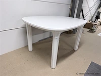 Plastieke tafel 113cmx102cm demonteerbaar - afbeelding 2 van  3