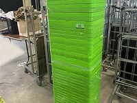 Plastieken bakken ± 47 stuks met draagstuk - afbeelding 1 van  4
