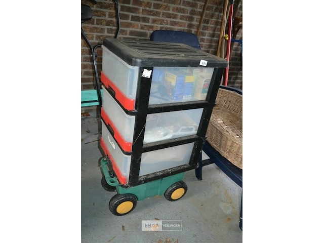 Plastieken kast met inhoud - afbeelding 1 van  4