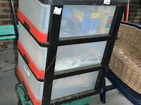 Plastieken kast met inhoud - afbeelding 1 van  4