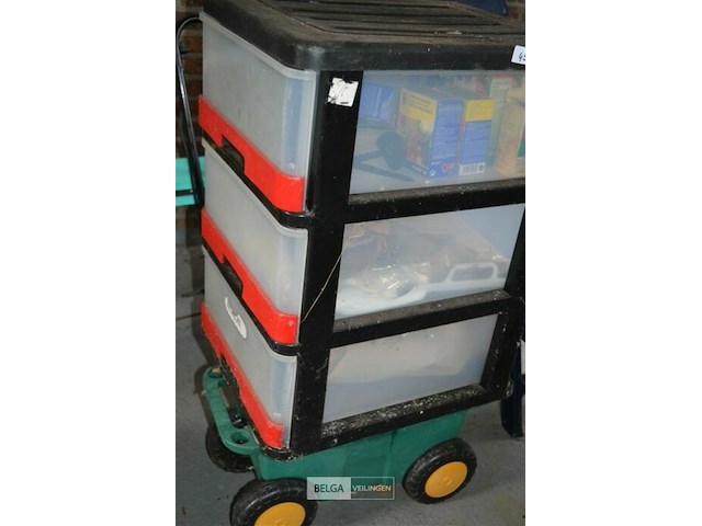 Plastieken kast met inhoud - afbeelding 2 van  4