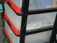 Plastieken kast met inhoud - afbeelding 2 van  4