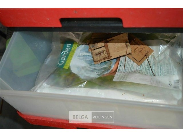 Plastieken kast met inhoud - afbeelding 4 van  4