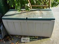 Plastieken tuinopbergbox met inhoud - afbeelding 1 van  3