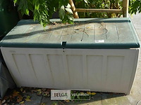 Plastieken tuinopbergbox met inhoud - afbeelding 2 van  3