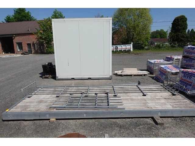 Platform met leuning en steunpalen - afbeelding 1 van  6