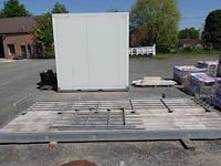 Platform met leuning en steunpalen - afbeelding 1 van  6
