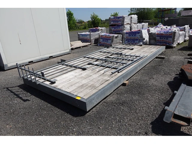 Platform met leuning en steunpalen - afbeelding 2 van  6