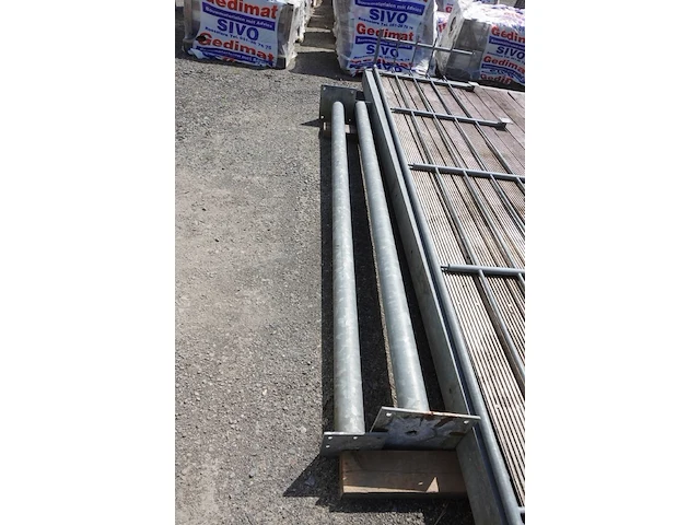 Platform met leuning en steunpalen - afbeelding 3 van  6