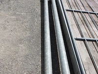 Platform met leuning en steunpalen - afbeelding 3 van  6