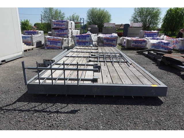 Platform met leuning en steunpalen - afbeelding 4 van  6
