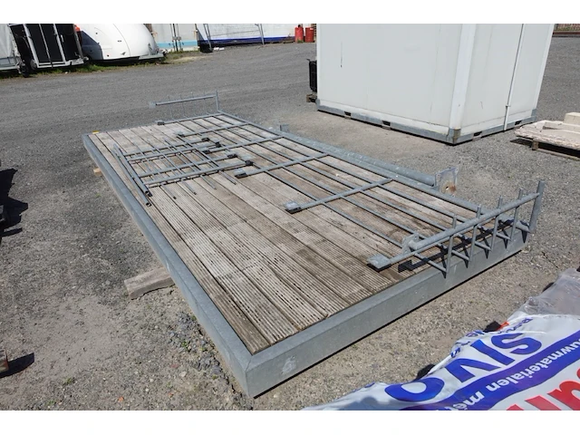 Platform met leuning en steunpalen - afbeelding 6 van  6