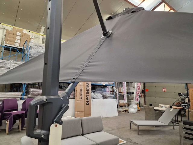 Platinum premium zweefparasol challenger t1 300x300cm zwart - afbeelding 5 van  7