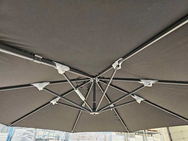 Platinum premium zweefparasol challenger t1 dia 350cm zwart - afbeelding 3 van  6