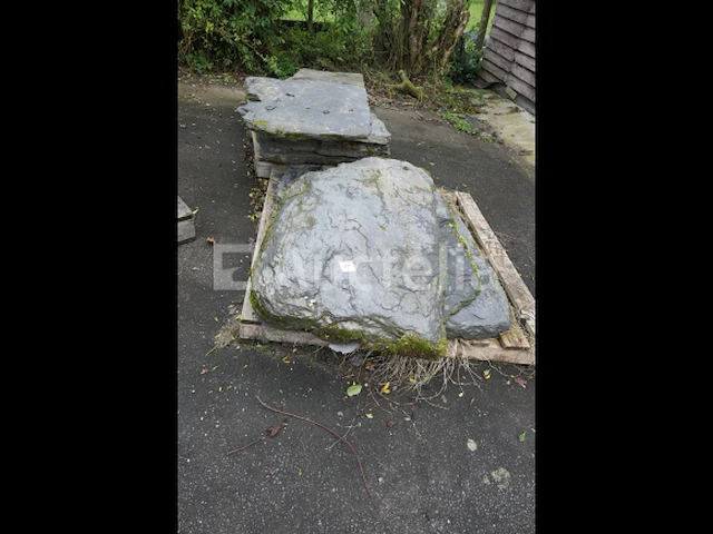 Platte leisteen, betonblokken, hardsteen - afbeelding 1 van  10