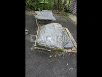 Platte leisteen, betonblokken, hardsteen