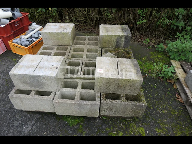 Platte leisteen, betonblokken, hardsteen - afbeelding 9 van  10
