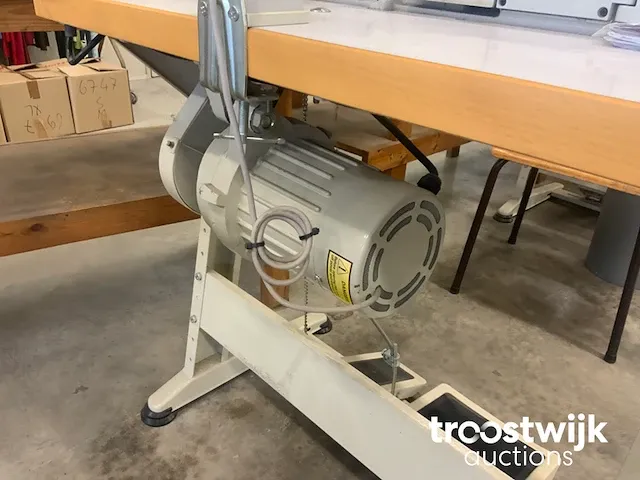 Platte naad naaimachine - afbeelding 6 van  8