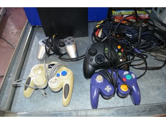 Playstation 2 sony met 4 controllers, ca. 15 spelletjes, 11 dvd's, racestuur voor xbox - afbeelding 3 van  6