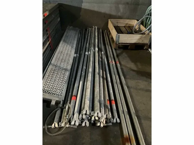 Plm. 100 m2 stellingmateriaal en rolsteigercombinatie layher en altrex - afbeelding 9 van  41