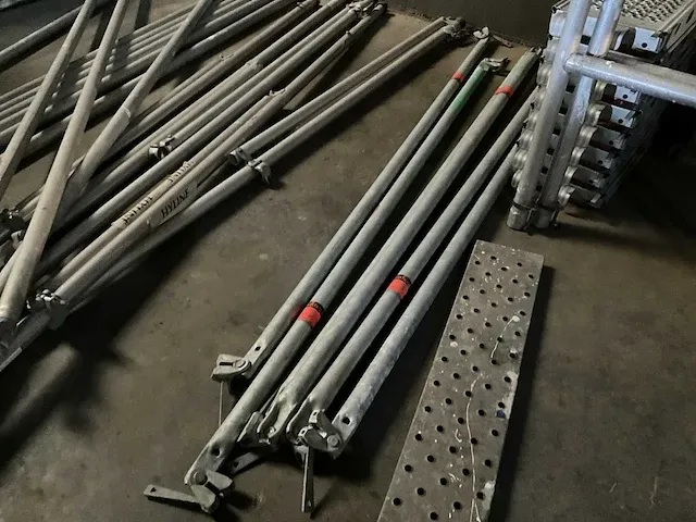 Plm. 100 m2 stellingmateriaal en rolsteigercombinatie layher en altrex - afbeelding 15 van  41