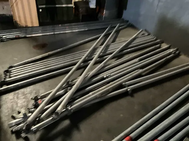 Plm. 100 m2 stellingmateriaal en rolsteigercombinatie layher en altrex - afbeelding 16 van  41