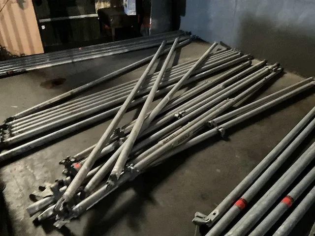 Plm. 100 m2 stellingmateriaal en rolsteigercombinatie layher en altrex - afbeelding 18 van  41
