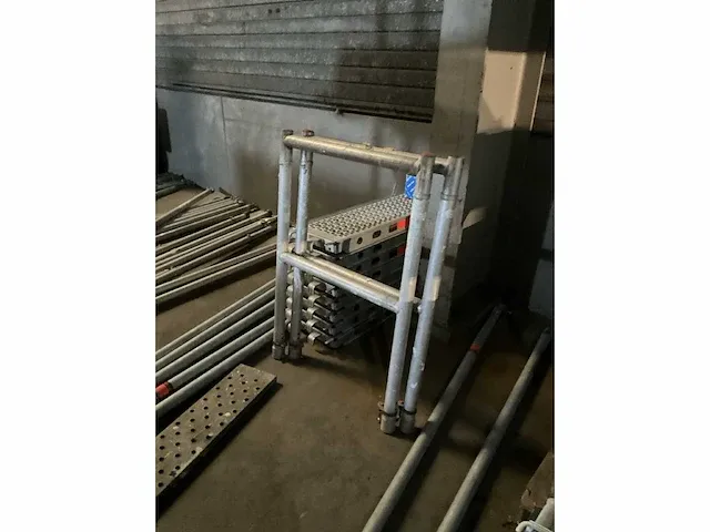 Plm. 100 m2 stellingmateriaal en rolsteigercombinatie layher en altrex - afbeelding 35 van  41