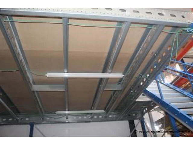 Plm 100m² mezzanine bestaande uit plm 50 dragende leggers, houten bovenvloer, railing en trap - afbeelding 3 van  11