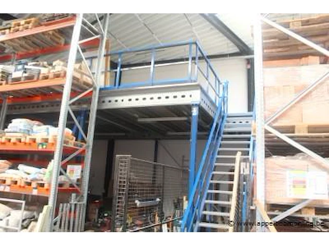 Plm 100m² mezzanine bestaande uit plm 50 dragende leggers, houten bovenvloer, railing en trap - afbeelding 1 van  11