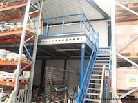 Plm 100m² mezzanine bestaande uit plm 50 dragende leggers, houten bovenvloer, railing en trap - afbeelding 1 van  11