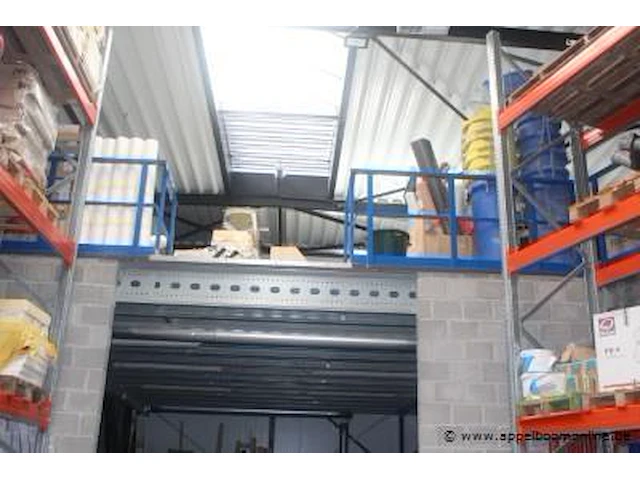 Plm 100m² mezzanine bestaande uit plm 50 dragende leggers, houten bovenvloer, railing en trap - afbeelding 4 van  11