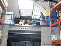 Plm 100m² mezzanine bestaande uit plm 50 dragende leggers, houten bovenvloer, railing en trap - afbeelding 4 van  11