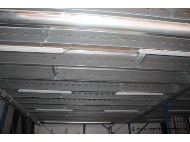 Plm 100m² mezzanine bestaande uit plm 50 dragende leggers, houten bovenvloer, railing en trap - afbeelding 5 van  11
