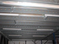 Plm 100m² mezzanine bestaande uit plm 50 dragende leggers, houten bovenvloer, railing en trap - afbeelding 5 van  11