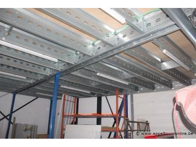Plm 100m² mezzanine bestaande uit plm 50 dragende leggers, houten bovenvloer, railing en trap - afbeelding 6 van  11