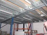 Plm 100m² mezzanine bestaande uit plm 50 dragende leggers, houten bovenvloer, railing en trap - afbeelding 6 van  11