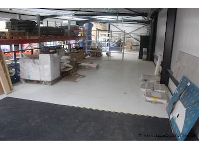 Plm 100m² mezzanine bestaande uit plm 50 dragende leggers, houten bovenvloer, railing en trap - afbeelding 8 van  11