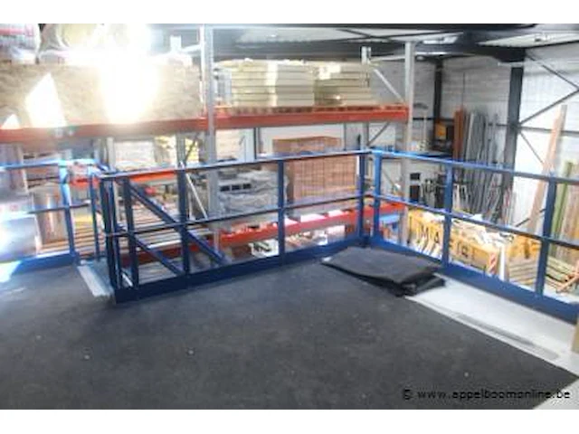 Plm 100m² mezzanine bestaande uit plm 50 dragende leggers, houten bovenvloer, railing en trap - afbeelding 9 van  11